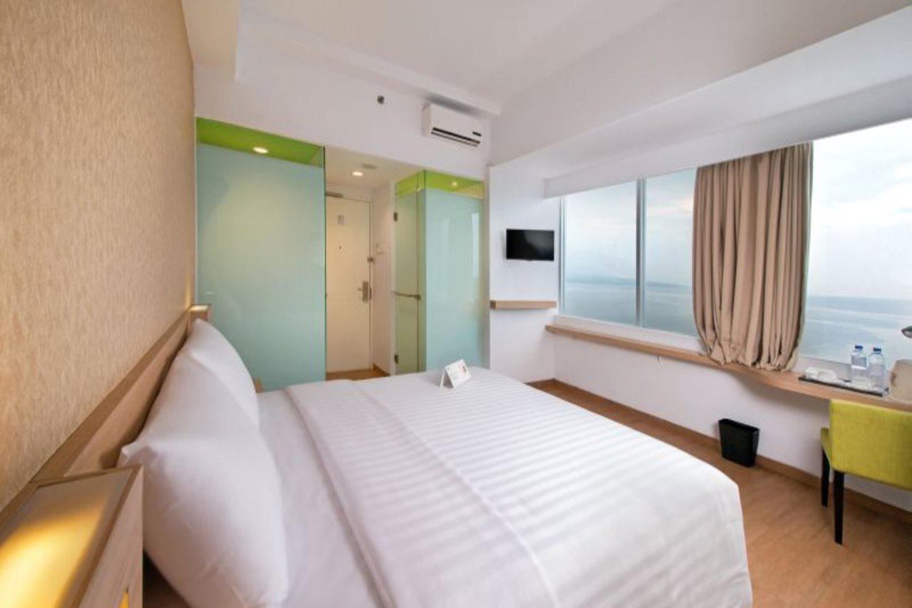 Whiz Prime Hotel Megamas Манадо Екстериор снимка