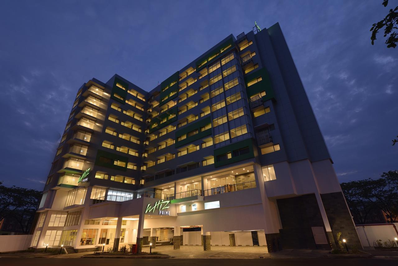 Whiz Prime Hotel Megamas Манадо Екстериор снимка