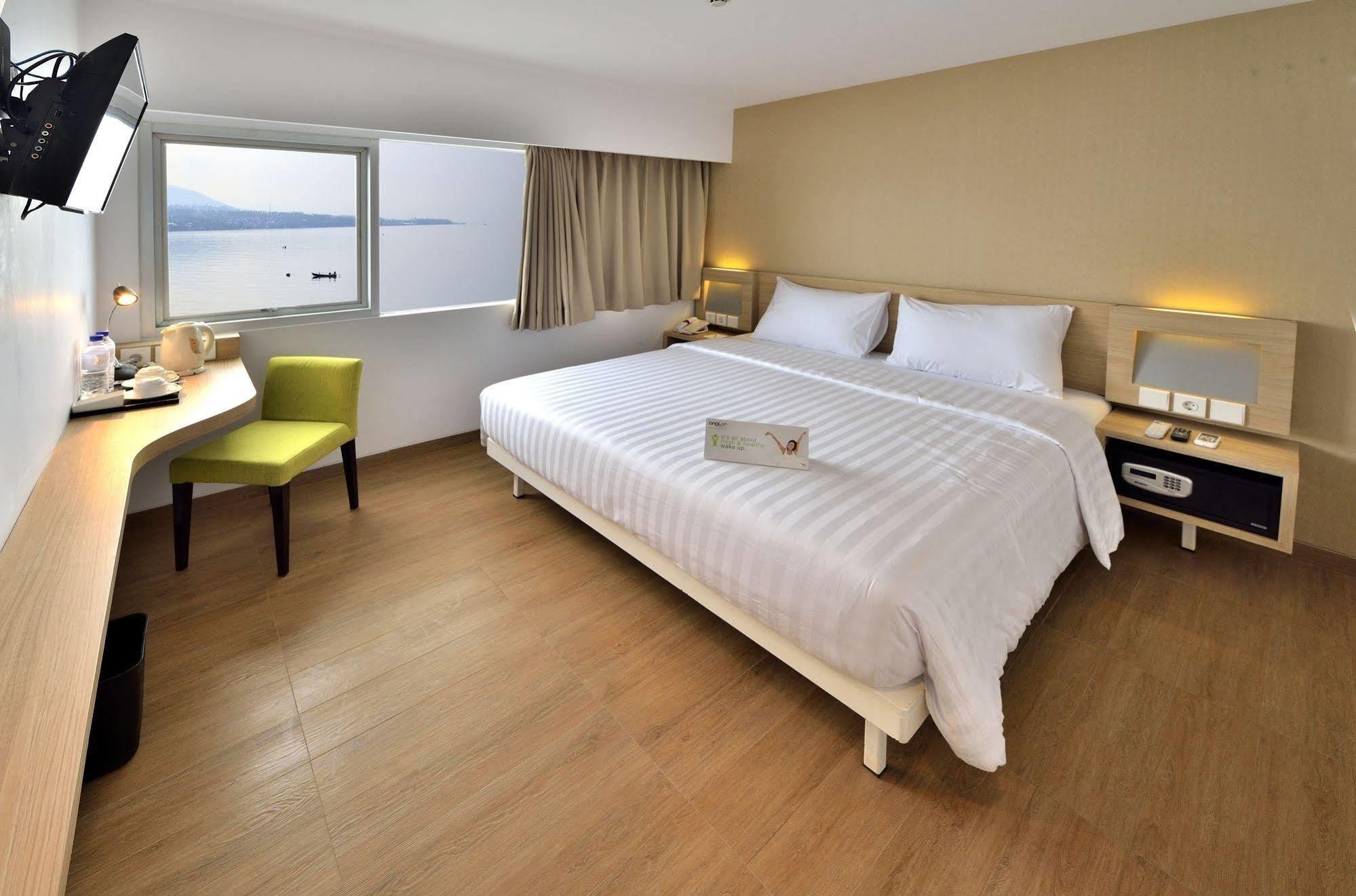 Whiz Prime Hotel Megamas Манадо Екстериор снимка