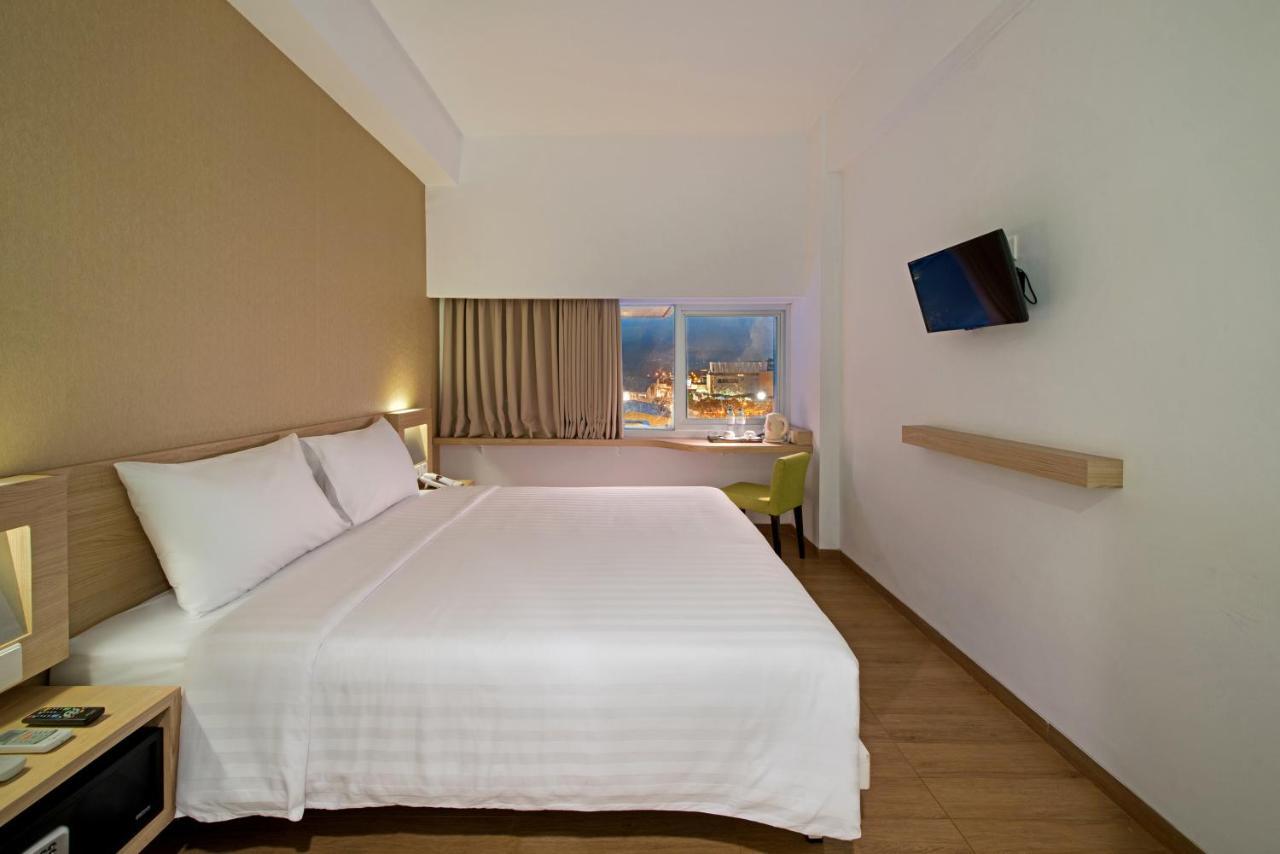 Whiz Prime Hotel Megamas Манадо Екстериор снимка